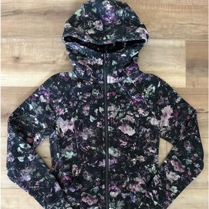 Lululemon Scuba Hoodie *Light Cotton Fleece
Floral Illusion Antique White Multi
